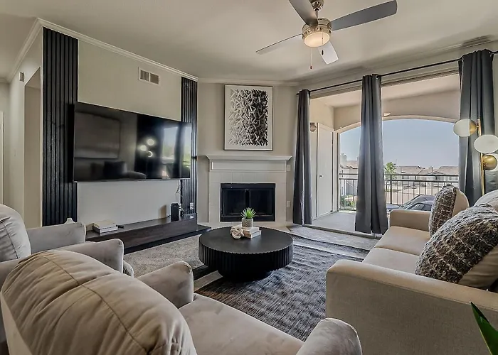The Comfort Spot 2bd 2ba Pool & Gym Scottsdale