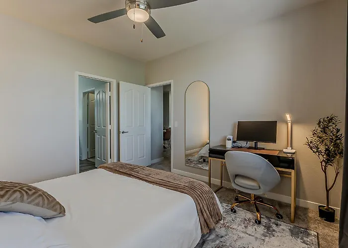 The Comfort Spot 2bd 2ba Pool & Gym Scottsdale