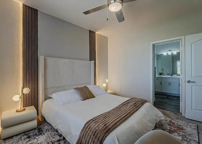The Comfort Spot 2bd 2ba Pool & Gym Apartment Scottsdale