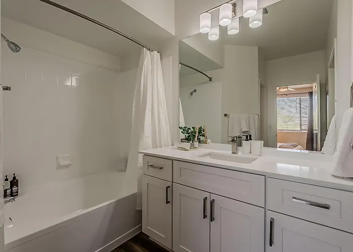 The Comfort Spot 2bd 2ba Pool & Gym Apartment *